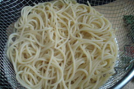 Спагетти в сырно-сливочном соусе с грецким орехом.: шаг 5