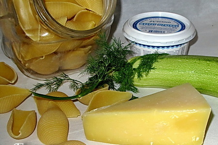 Конкильони, фаршированные домашним сыром с кабачковым соусом: шаг 1