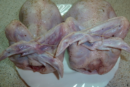 Цыплята-корнишоны запеченные с луком и сумахом на пите, подаваемые с яйцами пашот: шаг 1