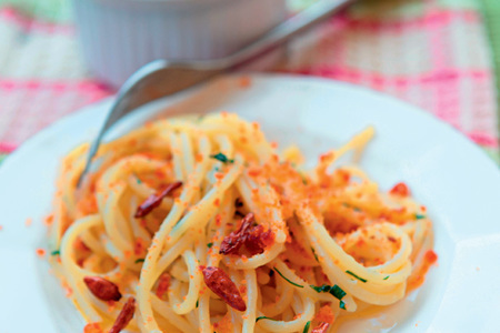 Спагетти с чесноком, оливковым маслом, перчиком и крошкой: шаг 1