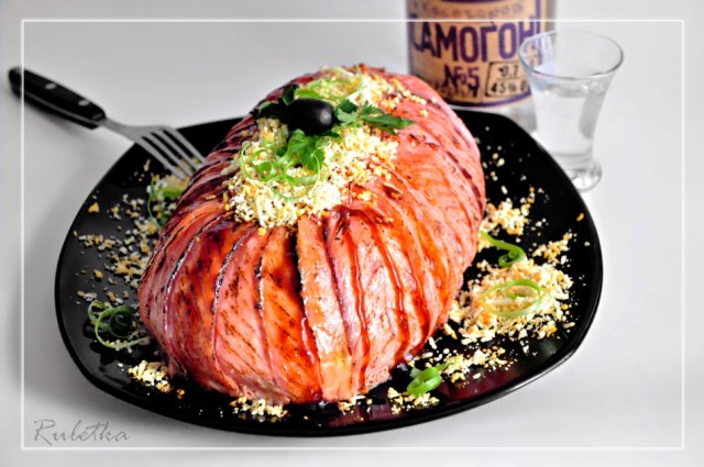 Салат "мимоза" с карамелизованным лососем.
