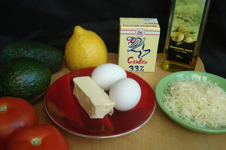 Запечённые авокадо с помидорами, под яично-сливочным соусом: шаг 1