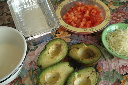 Запечённые авокадо с помидорами, под яично-сливочным соусом: шаг 5