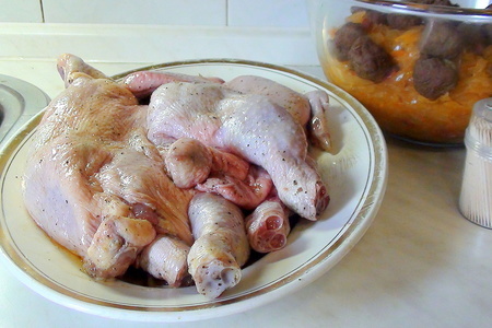 Курица без костей с начинкой из квашеной капусты, тефтелек и копчёных колбасок. мега вкусно!: шаг 2