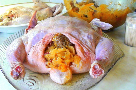 Курица без костей с начинкой из квашеной капусты, тефтелек и копчёных колбасок. мега вкусно!: шаг 7