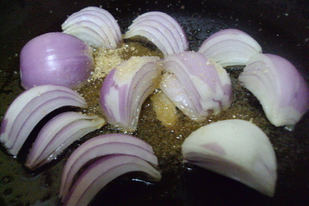 Свинина с карамелизированным луком и яблочным соком.: шаг 4