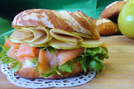Сэндвич-бублик с сёмгой, грушей и сырным кремом: шаг 6