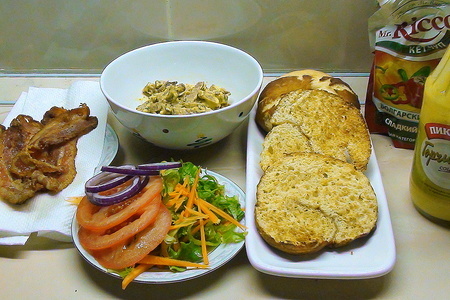Сэндвич-бублик с печёной говядиной, беконом и свежим салатом: шаг 4