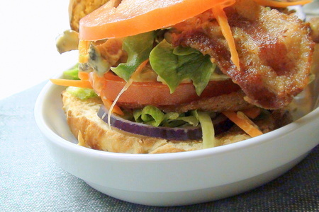 Сэндвич-бублик с печёной говядиной, беконом и свежим салатом: шаг 8
