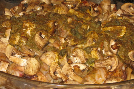 Куриные голени, маринованные в зеленом соусе, с грибами: шаг 5