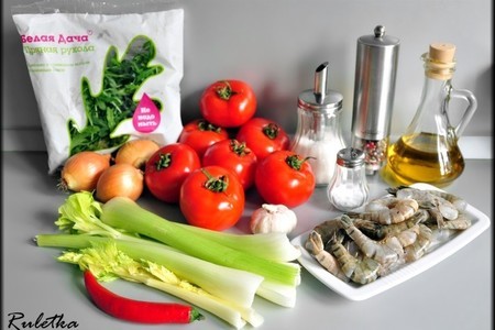Домашняя паста с чернилами каракатицы, креветками и томатным соусом с сельдереем и рукколой.: шаг 7
