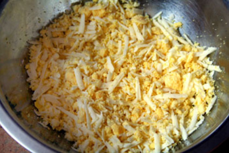 Яйца, фаршированные сыром, чесноком и петрушкой: шаг 1