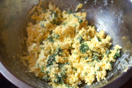 Яйца, фаршированные сыром, чесноком и петрушкой: шаг 2