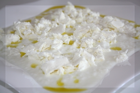 Яйца по-панагюрски или яйца-пашот в йогурте с брынзой и пикантным маслом: шаг 7