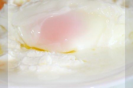 Яйца по-панагюрски или яйца-пашот в йогурте с брынзой и пикантным маслом: шаг 8
