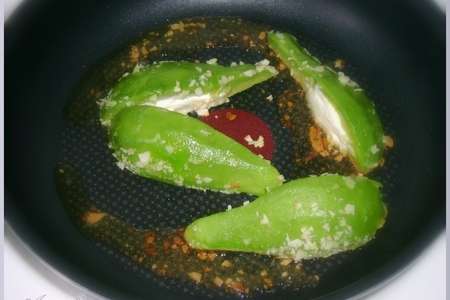 Салат с фаршированными помидорами+салат с фаршированным авокадо (дуэль): шаг 10