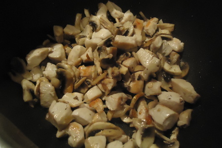 Куриное рагу под сырным соусом, пирог с семгой и креветками и грибные оладьи со сливочным сыром!: шаг 2