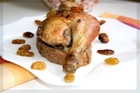 Курица, запечённая с рокфором, паштетом из печени, изюмом и розовым вином: шаг 8
