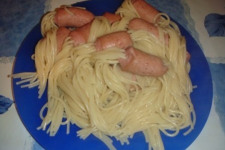 Смешные спагетти в сосиске: шаг 2