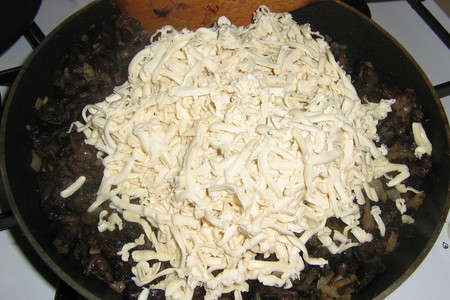 Пирог с грибами и сыром: шаг 3