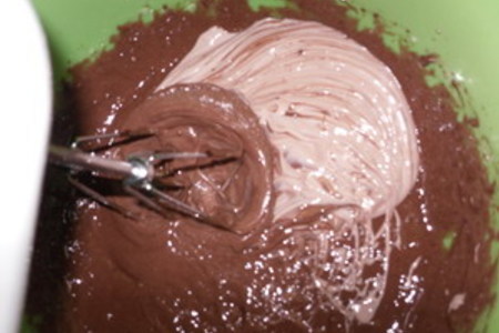 Необыкновенно вкусные шоколадные пирожные с сюрпризом: шаг 6