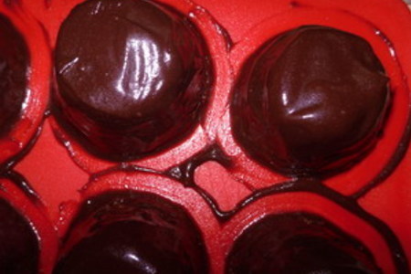Необыкновенно вкусные шоколадные пирожные с сюрпризом: шаг 15