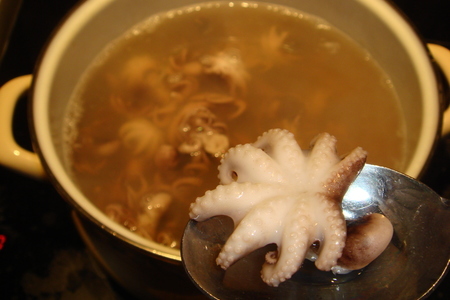 Мини осьминоги в остром соусе с чесночными гренками: шаг 9