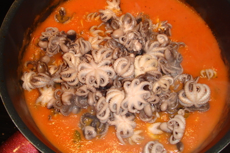 Мини осьминоги в остром соусе с чесночными гренками: шаг 16