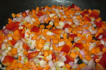 Макарошки-перышки с соусом из овощей с черри + пангасиус в панировке)))): шаг 2