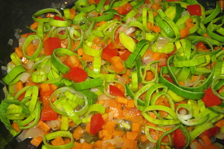 Макарошки-перышки с соусом из овощей с черри + пангасиус в панировке)))): шаг 4