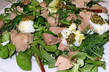 Салат с печенью трески, перепелиными яйцами-пашот и соусом песто: шаг 3