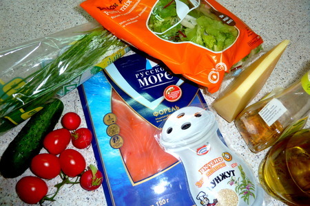Салат с подкопченой форелью, овощами, кунжутом и пармезановыми чипсами: шаг 1