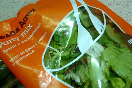 Салат с подкопченой форелью, овощами, кунжутом и пармезановыми чипсами: шаг 2