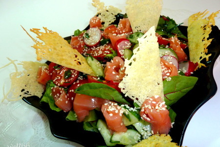 Салат с подкопченой форелью, овощами, кунжутом и пармезановыми чипсами: шаг 7