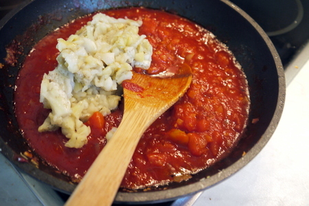 Баклажановые лодочки с кус-кусом и курицей, запеченные в томатном соусе: шаг 4