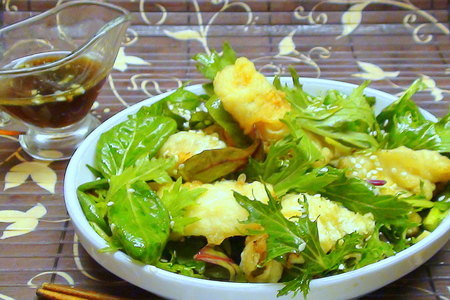 Салат «окинава» с темпурой и кунжутом под рыбным соусом.: шаг 8