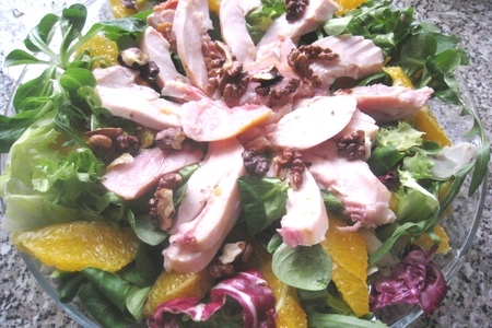 Салат с копченой курицей и грецкими орехами: шаг 10