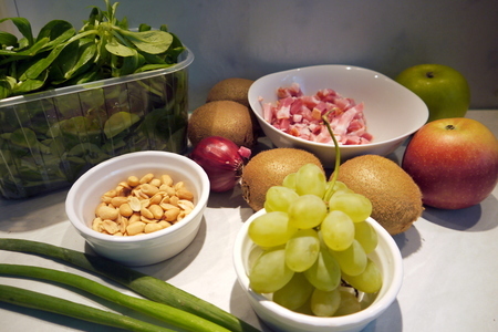 Пикантный салат „искуситель“  с яблоком, киви и виноградом: шаг 1