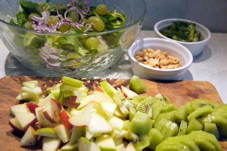 Пикантный салат „искуситель“  с яблоком, киви и виноградом: шаг 2