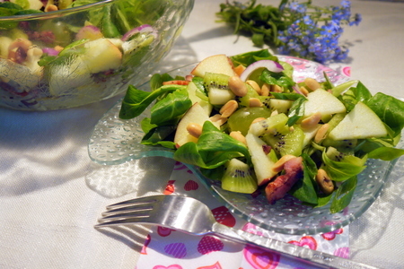 Пикантный салат „искуситель“  с яблоком, киви и виноградом: шаг 3