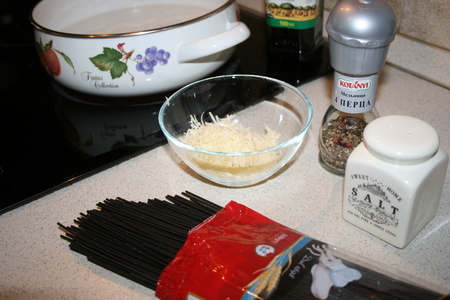 Черные спагетти с морепродуктами и сырным соусом.: шаг 1