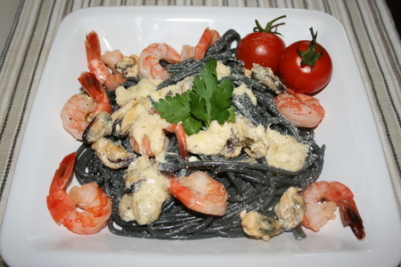 Черные спагетти с морепродуктами и сырным соусом.: шаг 6