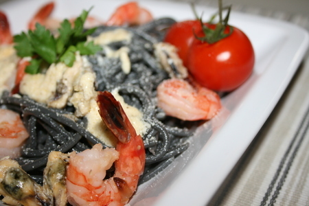 Черные спагетти с морепродуктами и сырным соусом.: шаг 7