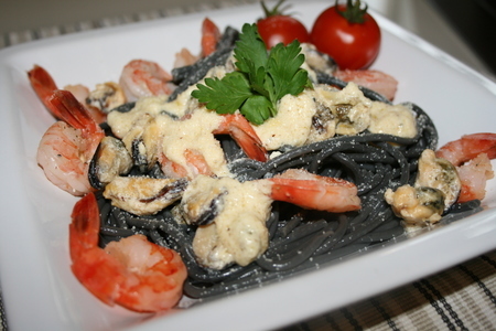 Черные спагетти с морепродуктами и сырным соусом.: шаг 8
