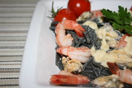Черные спагетти с морепродуктами и сырным соусом.: шаг 9