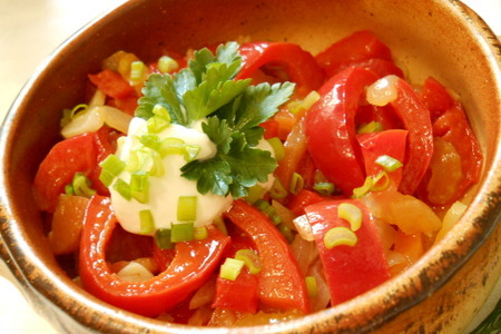 Теплый салат из сладкого перца с сельдереем и чесночком.: шаг 1