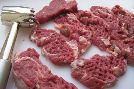 Рулетики мясные с начинкой "лявянги" запечённые в сливочно-томатной заливке..: шаг 1