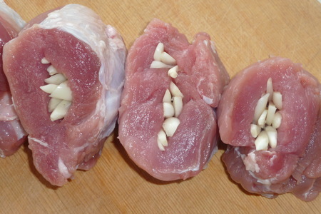 Шпигованное чесноком мясо на мангале с томатным соусом ( из серии "айда на пикник"): шаг 3
