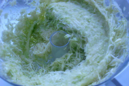 Закусочный торт из кабачков с пастообразным сыром, грибами и зеленью.: шаг 2