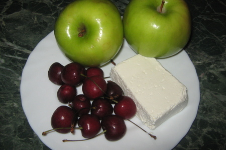 Яблоки с творогом и с ягодами: шаг 1